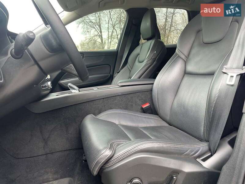 Внедорожник / Кроссовер Volvo XC60 2021 в Киеве