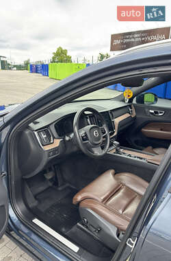 Позашляховик / Кросовер Volvo XC60 2019 в 