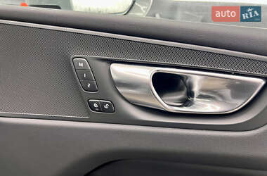 Внедорожник / Кроссовер Volvo XC60 2023 в 