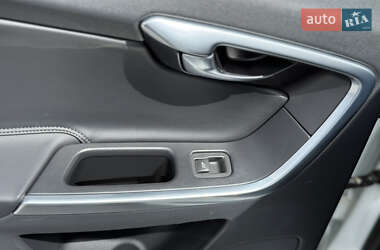 Внедорожник / Кроссовер Volvo XC60 2015 в 