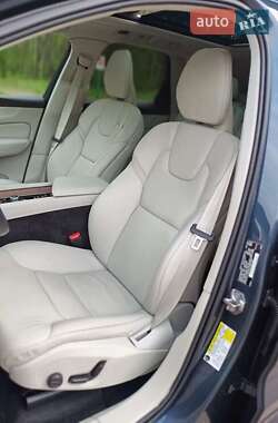 Позашляховик / Кросовер Volvo XC60 2020 в 