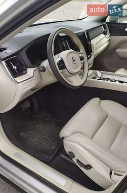 Внедорожник / Кроссовер Volvo XC60 2022 в 
