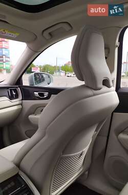 Внедорожник / Кроссовер Volvo XC60 2022 в 