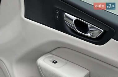 Внедорожник / Кроссовер Volvo XC60 2020 в 