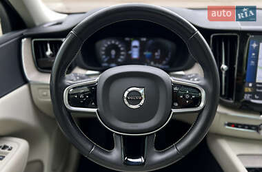 Внедорожник / Кроссовер Volvo XC60 2020 в 