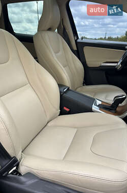 Внедорожник / Кроссовер Volvo XC60 2017 в 