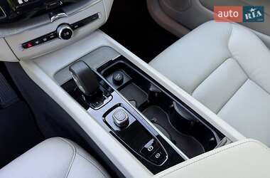 Внедорожник / Кроссовер Volvo XC60 2023 в 