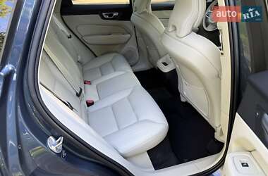 Внедорожник / Кроссовер Volvo XC60 2023 в 