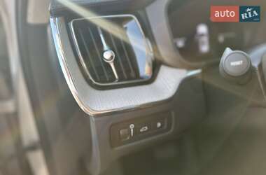 Внедорожник / Кроссовер Volvo XC60 2021 в 