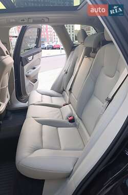 Внедорожник / Кроссовер Volvo XC60 2022 в 