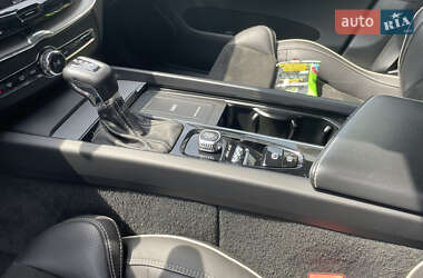 Внедорожник / Кроссовер Volvo XC60 2018 в 