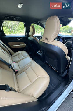 Внедорожник / Кроссовер Volvo XC60 2020 в 