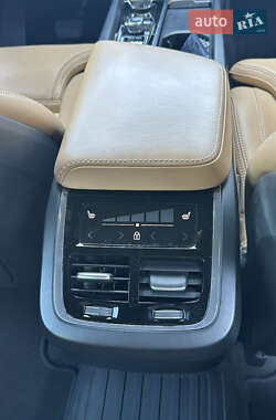 Внедорожник / Кроссовер Volvo XC60 2020 в 