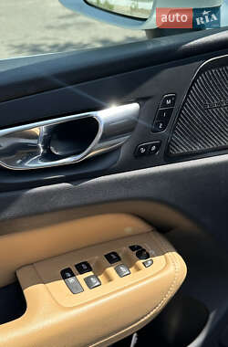 Внедорожник / Кроссовер Volvo XC60 2020 в 