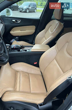 Внедорожник / Кроссовер Volvo XC60 2017 в 