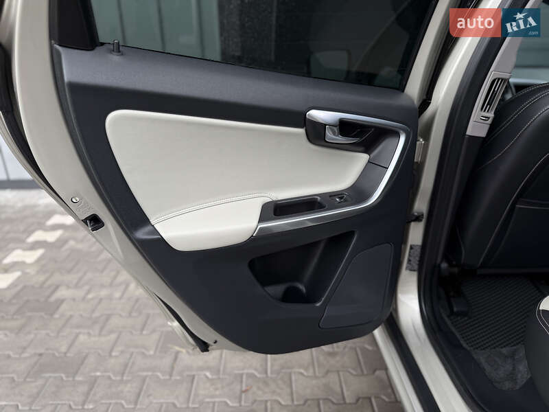 Внедорожник / Кроссовер Volvo XC60 2016 в Владимире