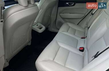 Внедорожник / Кроссовер Volvo XC60 2018 в 