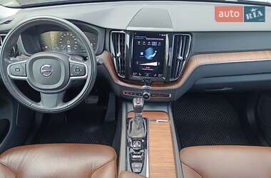 Внедорожник / Кроссовер Volvo XC60 2017 в 
