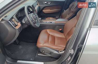 Внедорожник / Кроссовер Volvo XC60 2017 в 