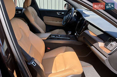Внедорожник / Кроссовер Volvo XC60 2019 в 