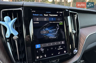 Внедорожник / Кроссовер Volvo XC60 2021 в 