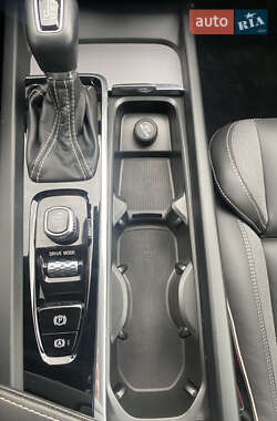 Внедорожник / Кроссовер Volvo XC60 2020 в 