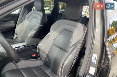 Внедорожник / Кроссовер Volvo XC60 2020 в 
