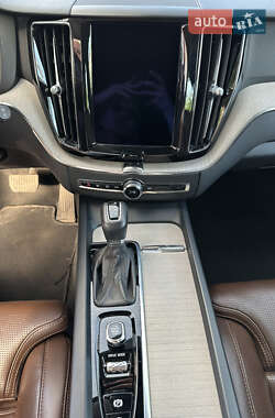 Внедорожник / Кроссовер Volvo XC60 2017 в 