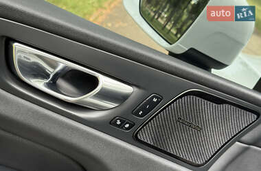 Внедорожник / Кроссовер Volvo XC60 2021 в 