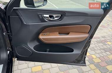 Внедорожник / Кроссовер Volvo XC60 2018 в 