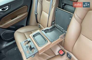 Внедорожник / Кроссовер Volvo XC60 2018 в 