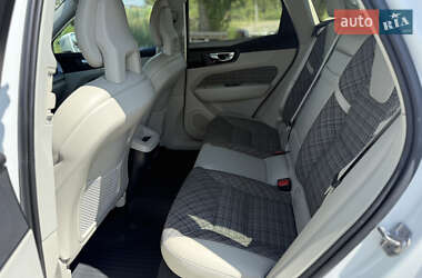 Внедорожник / Кроссовер Volvo XC60 2017 в 
