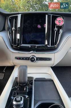 Внедорожник / Кроссовер Volvo XC60 2022 в 