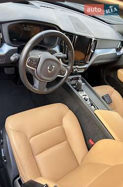 Внедорожник / Кроссовер Volvo XC60 2019 в 