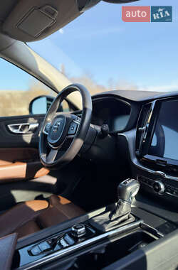 Внедорожник / Кроссовер Volvo XC60 2018 в 