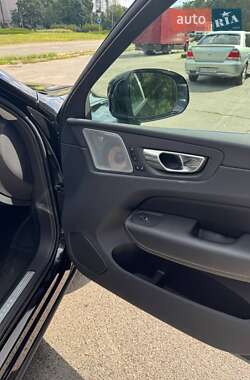 Внедорожник / Кроссовер Volvo XC60 2018 в 