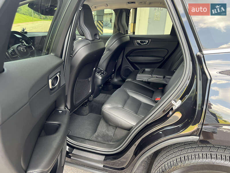 Внедорожник / Кроссовер Volvo XC60 2021 в Киеве