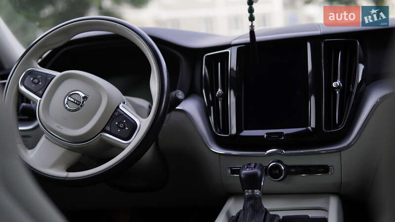 Внедорожник / Кроссовер Volvo XC60 2017 в Вараше