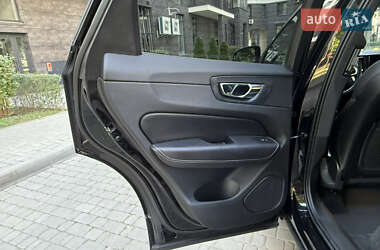 Внедорожник / Кроссовер Volvo XC60 2021 в 