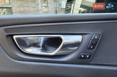 Внедорожник / Кроссовер Volvo XC60 2021 в 