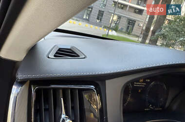 Внедорожник / Кроссовер Volvo XC60 2021 в 