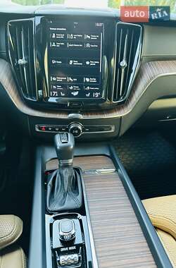 Внедорожник / Кроссовер Volvo XC60 2019 в 