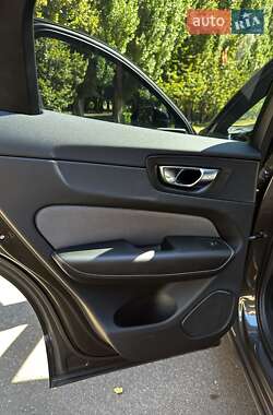 Внедорожник / Кроссовер Volvo XC60 2020 в 