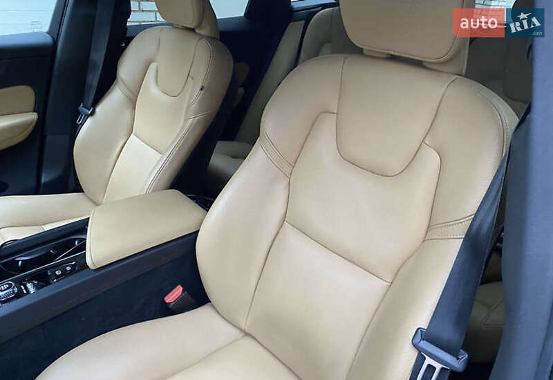Внедорожник / Кроссовер Volvo XC60 2018 в Киеве
