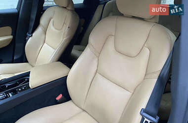 Внедорожник / Кроссовер Volvo XC60 2018 в 