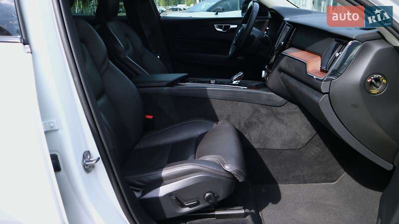 Внедорожник / Кроссовер Volvo XC60 2022 в Киеве