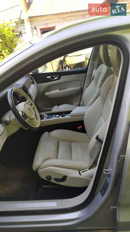 Внедорожник / Кроссовер Volvo XC60 2022 в Ровно