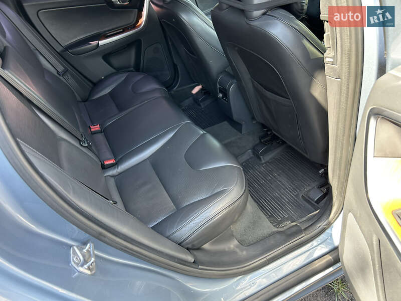 Внедорожник / Кроссовер Volvo XC60 2016 в Полтаве