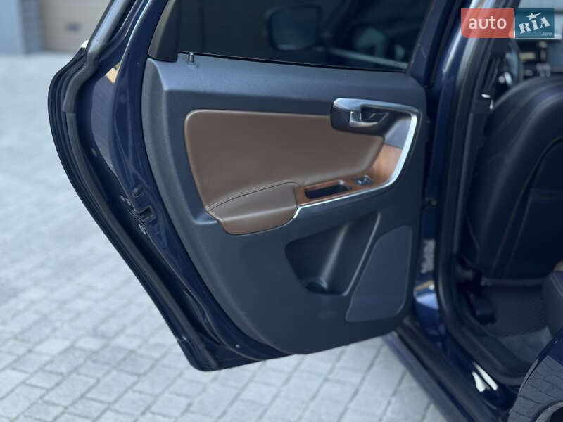 Внедорожник / Кроссовер Volvo XC60 2015 в Сарнах