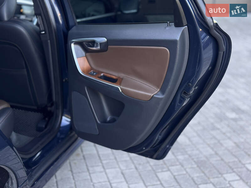 Внедорожник / Кроссовер Volvo XC60 2015 в Сарнах